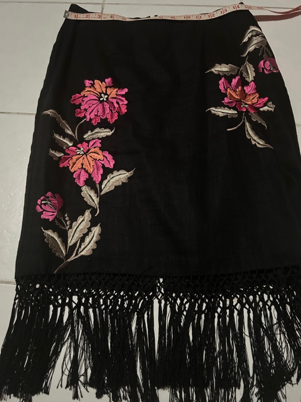 Vintage Karen Kane black linen skirt embroidery, macrame fringe bottom - Picture 2 of 10